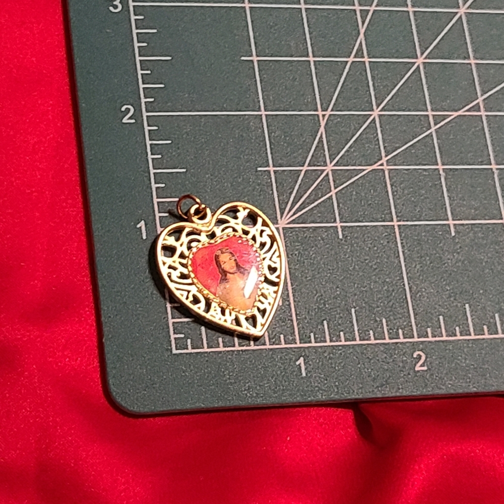 Heart-Shaped Gold Religious Pendant - Picture 4 of 7